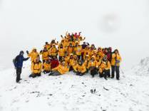 Foto do grupo no ponto mais alto da caminhada entre Fortuna Bay e Stromness, na Geórgia do Sul